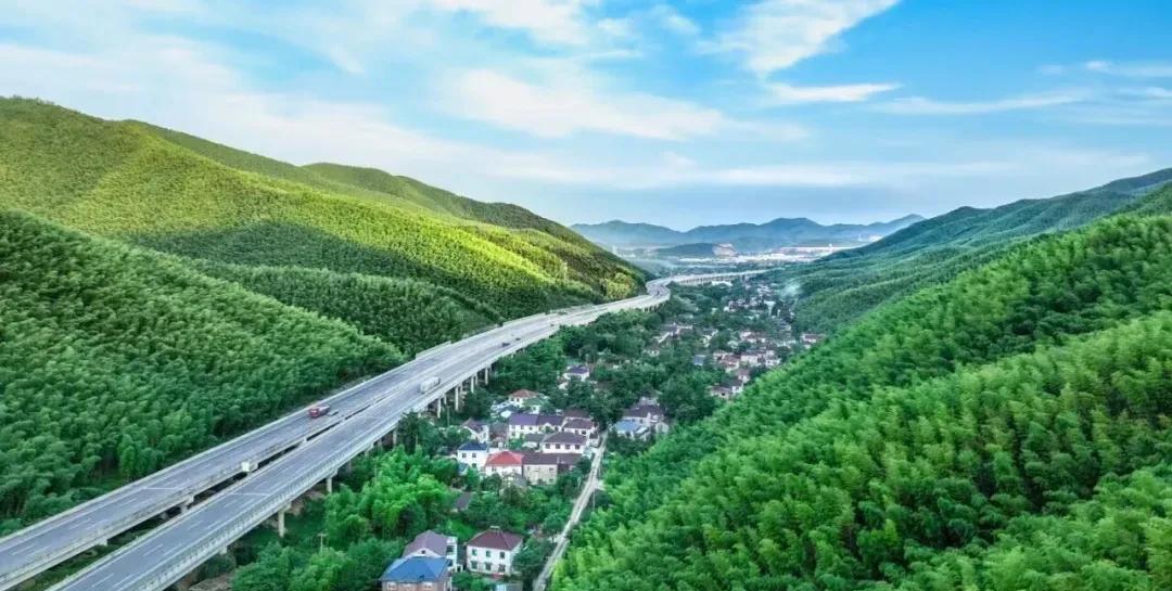 出差到一些小县城，我时常会想，在这些经济体量小的县城，居住在县城里面行色匆匆的人