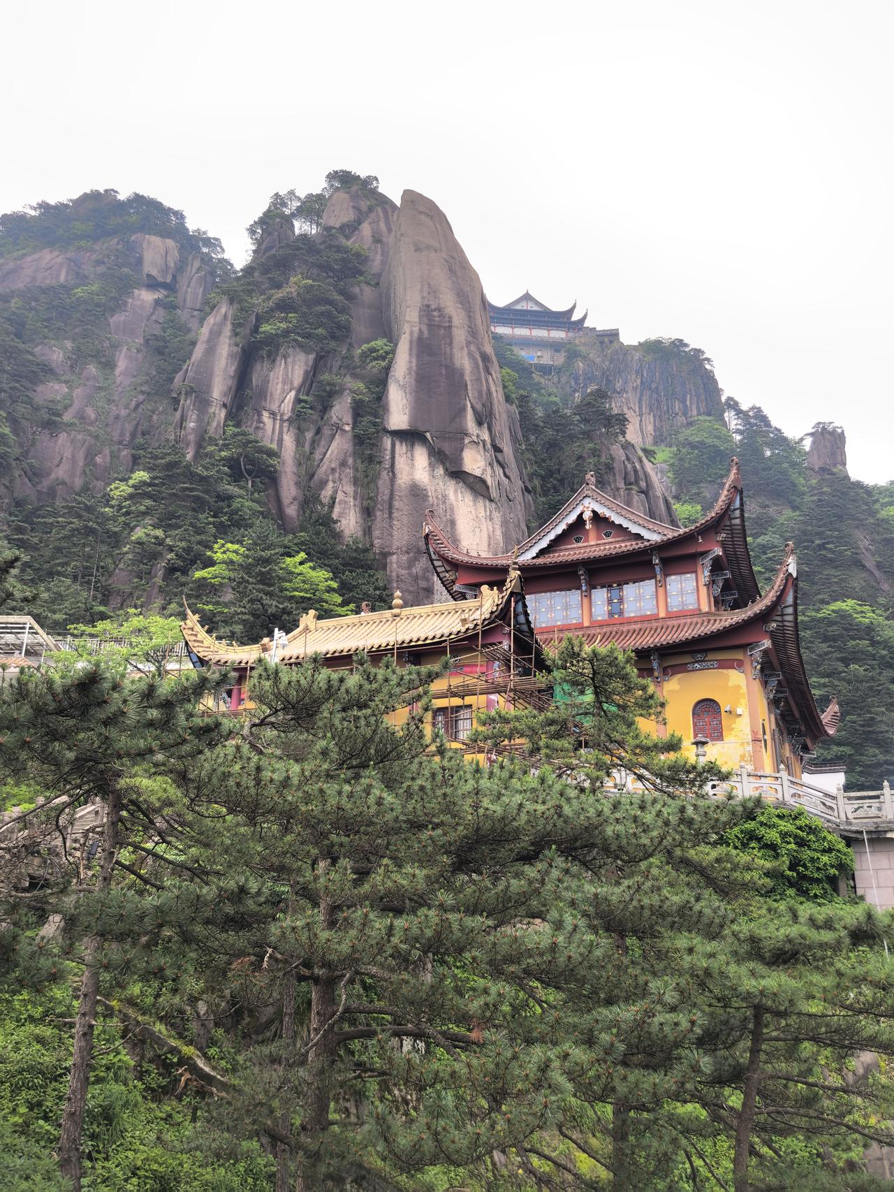 建在1303米山顶悬崖之上的九华山“天台寺”九华山天台寺，又名地藏禅林，坐落