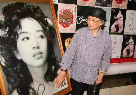 2003年，梅艳芳患病去世，留下巨额遗产，母亲覃美金在女儿葬礼上面露喜色，想着能