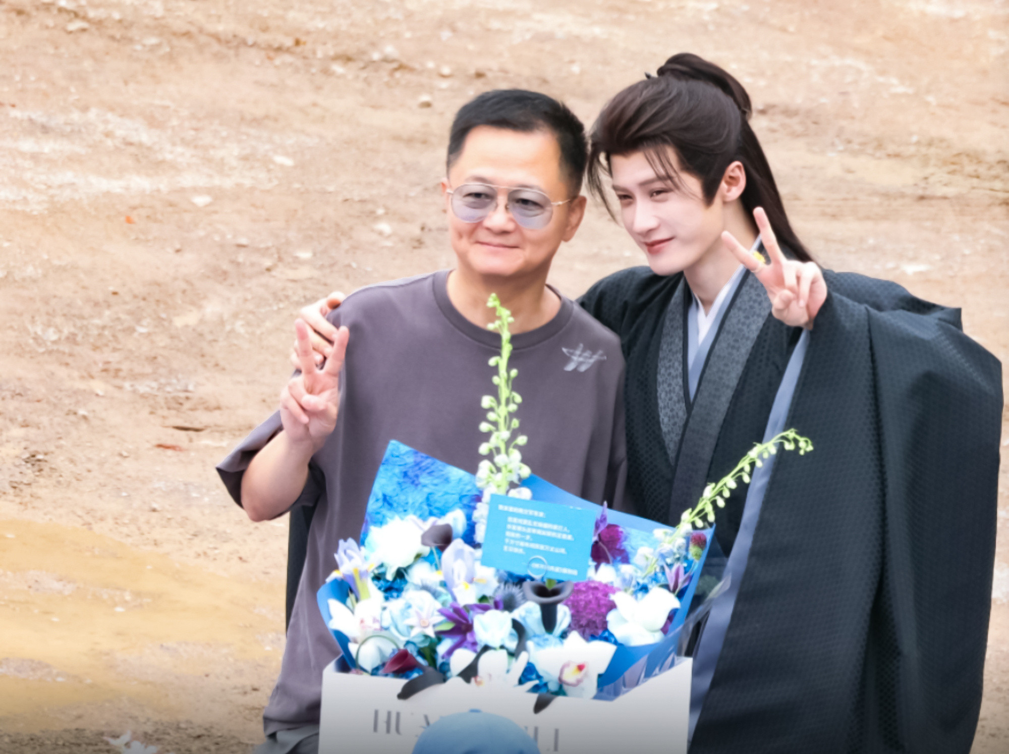 又捡到一张和导的合影戏外就是可爱小男孩一枚！！！檀健次谢却山