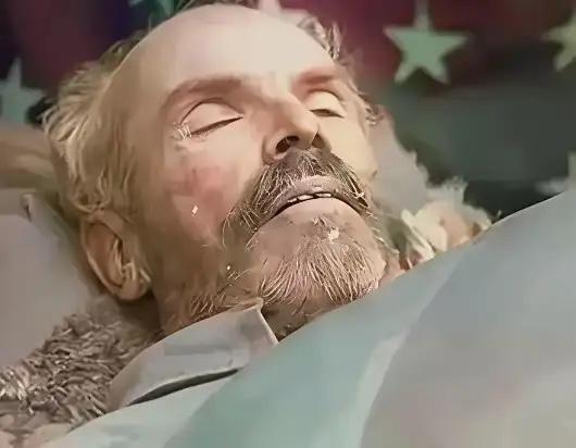 1939年，白求恩被埋葬在河北唐县，由于他在前线战死，交通队只好秘密的把白求恩的