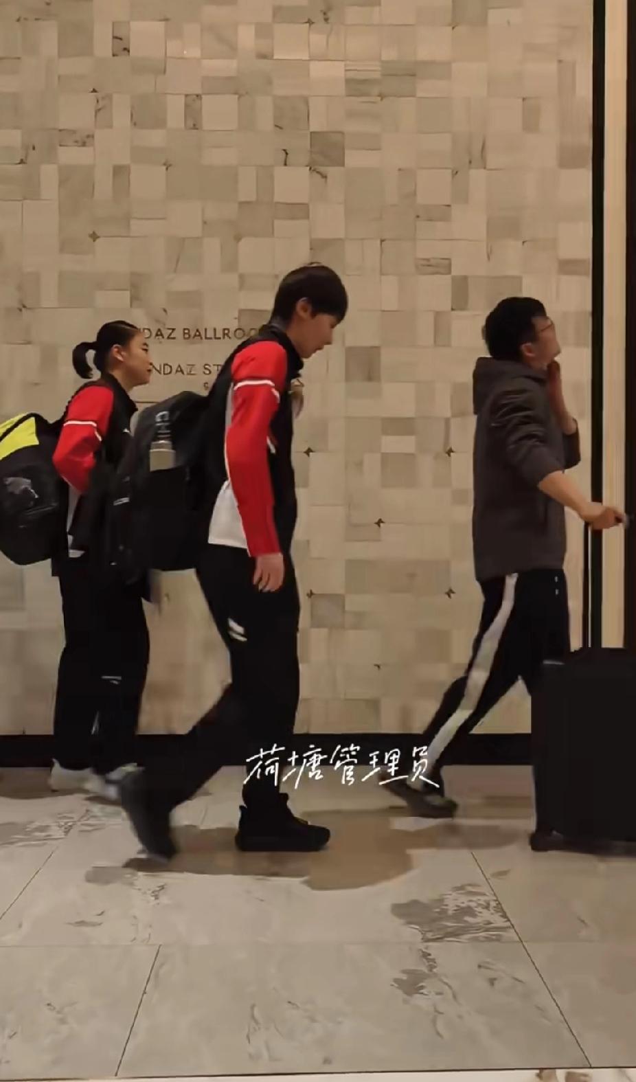 多哈训练日！王曼昱背“千斤重”背包奔赴训练场，静待冠军赛打响多哈当地时间，