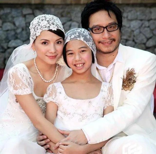 2010年2月，李心洁与大11岁带娃的彭顺举办婚礼，没想到4年后惨遭背叛。李心