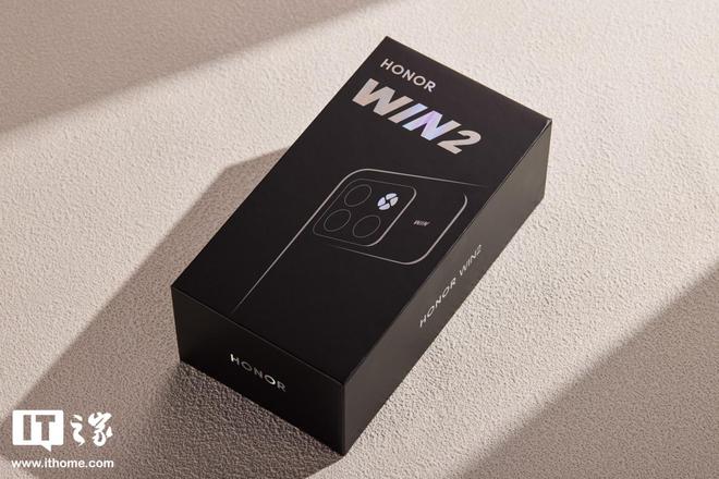荣耀WIN2手机红蓝Buff开箱图赏: 兼顾速度和力量感的设计