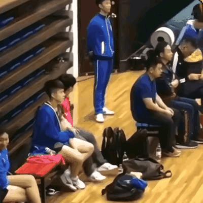大头：莎莎，你的脚够不着地吗？莎莎：大头，你再这样说，我就看帅哥！大头：看吧