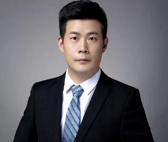 昨天的包袱，今天的光，明天的风，不如活在当下的甜昨天的影子，总爱把人往回拽