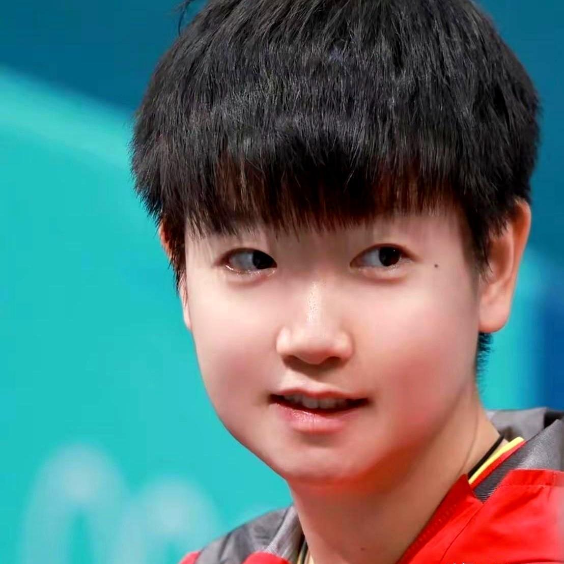 一人带两王牌，邱贻可被撕上热搜国乒教练名单悄悄更新：孙颖莎栏里还是邱贻可，