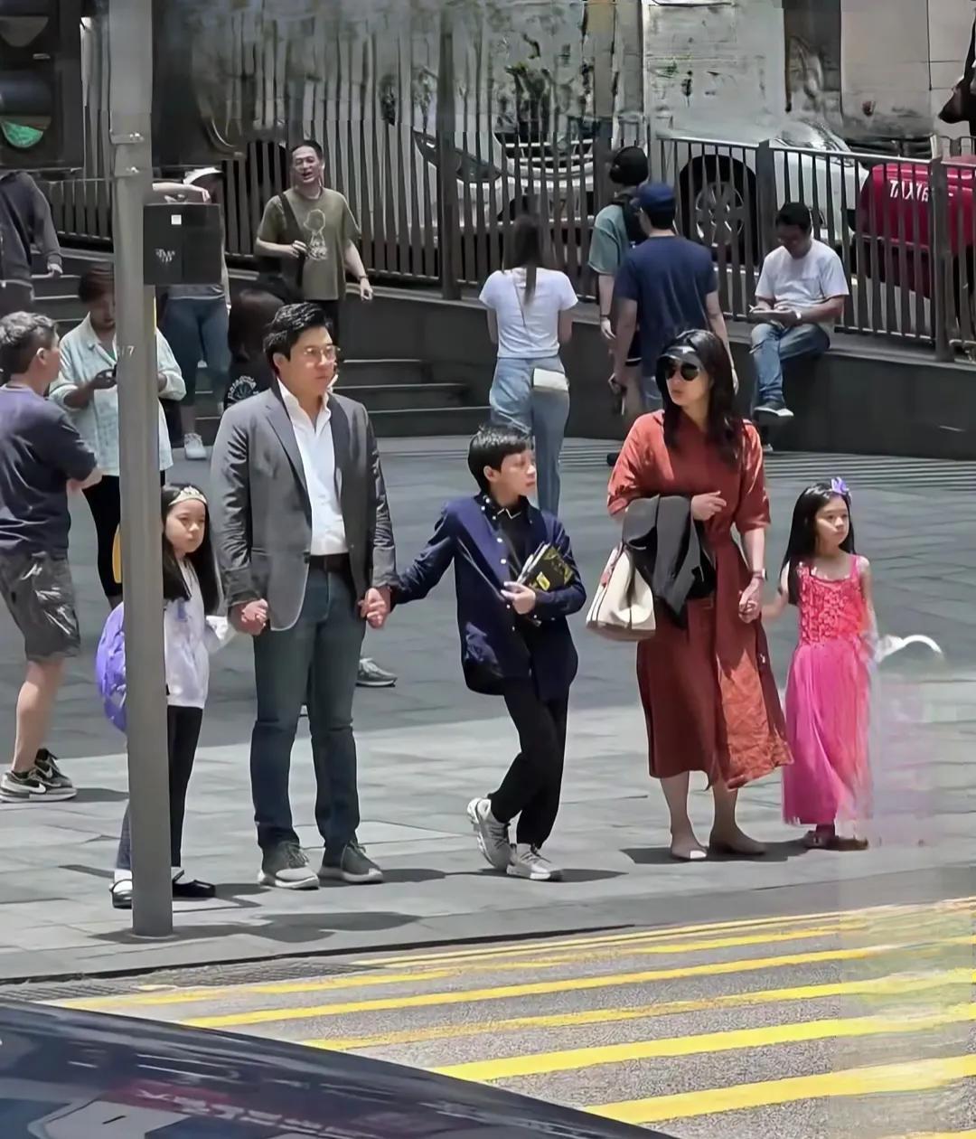 好幸福啊，郭晶晶事业爱情双丰收的一家人，心中有爱，眼里有光，互敬互爱，相互成就