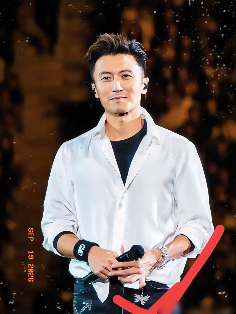 谢霆锋跟俩儿子吃饭被拍到，全程没碰一下手机，聊得比跟王菲还热乎。大儿子Lucas十八了，在澳洲学音乐