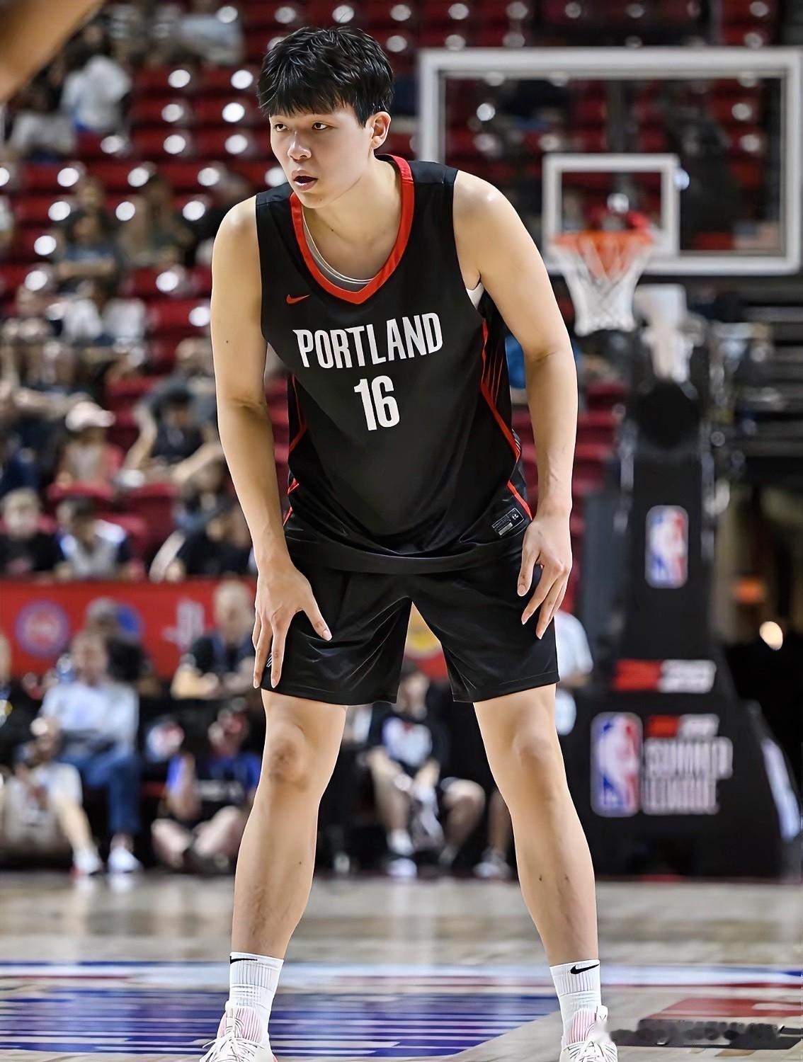 奉劝大家一句别对杨瀚森明天出场时间有太大期待不是不希望他上场，而是开拓者还