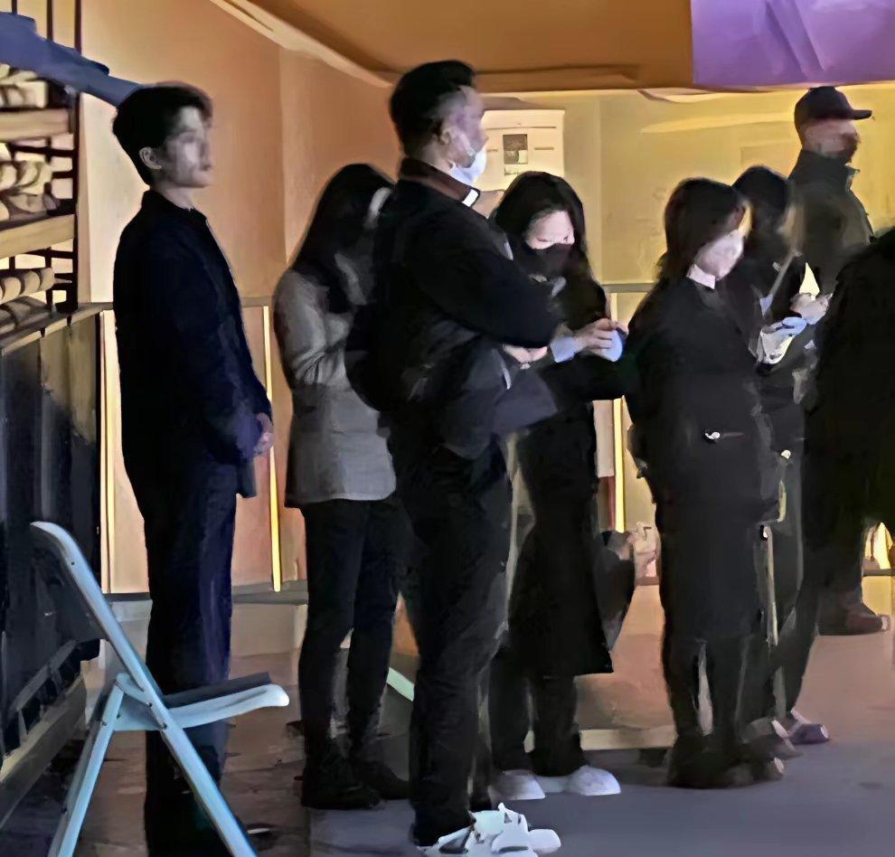 肖战经纪人张晶，曾经比景甜还想红。很多人不知道，如今这个为肖战挡镜头的女人，几年