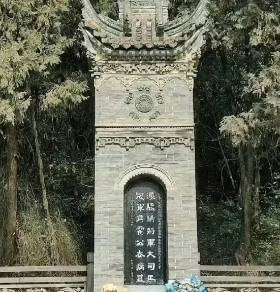 霍去病将军逝世2000多年，墓前却从不缺鲜花。在陕西兴平，哪怕是清晨刚摘的野花，