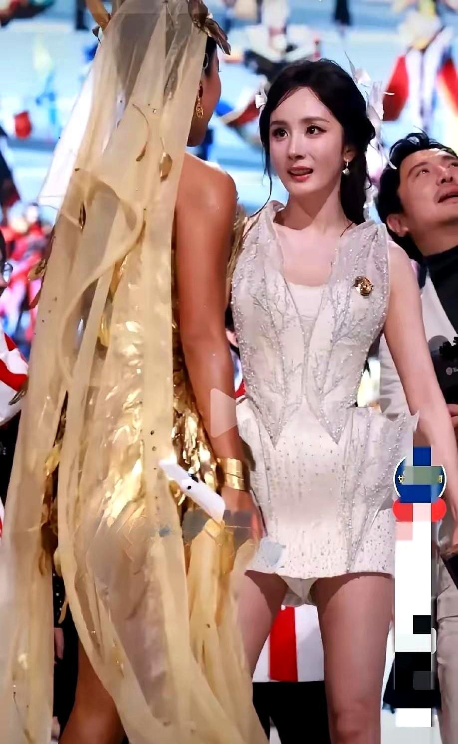 “怎么就这么巧，镜头刚好扫到那一秒？”昨晚的舞台上，杨幂一个高抬腿，裙摆扬起