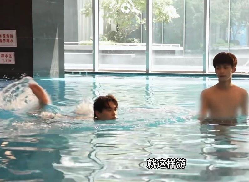 想拿鸡毛掸子挠他俩脚丫子