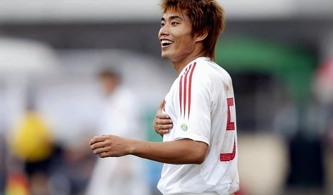 郑智是霍顿国奥队中一位特殊的人物，因为他不仅是队中唯一一位来自乙级球队的球员，而