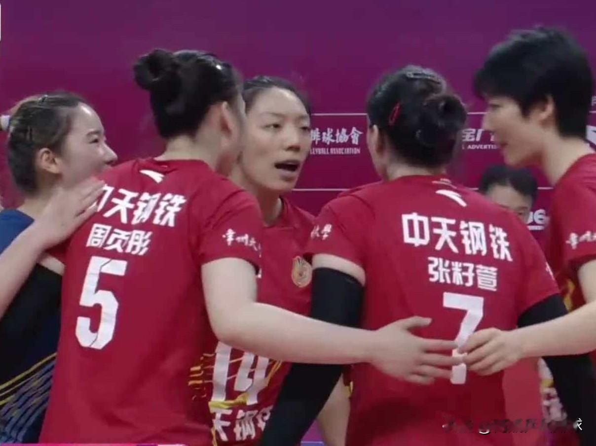 女排联赛第六轮焦点之战，江苏3-0轻取山东，迎来联赛第五场胜利，山东队让出榜首之