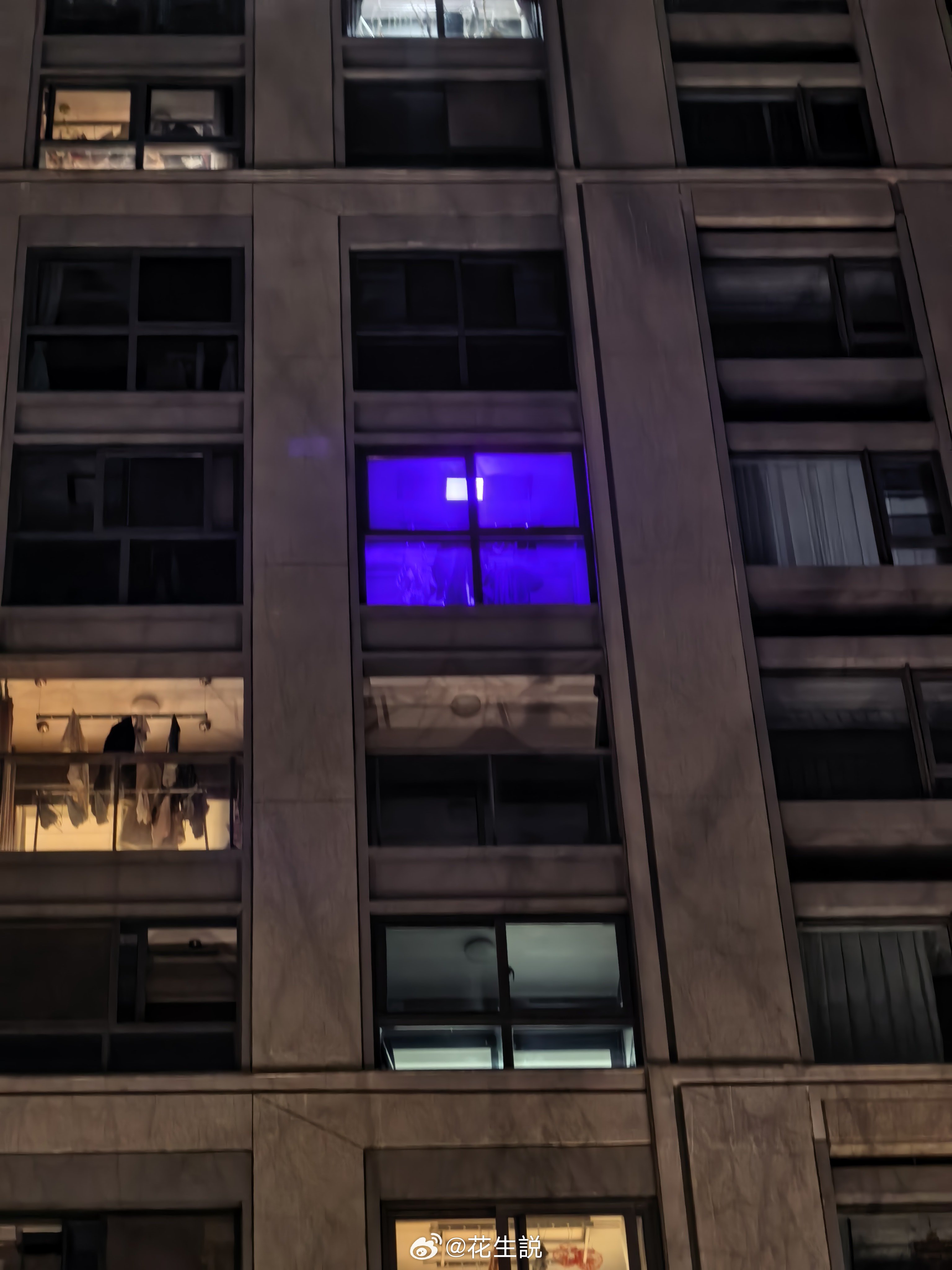 这位邻居是在阳台晾衣间搞什么消杀吗？