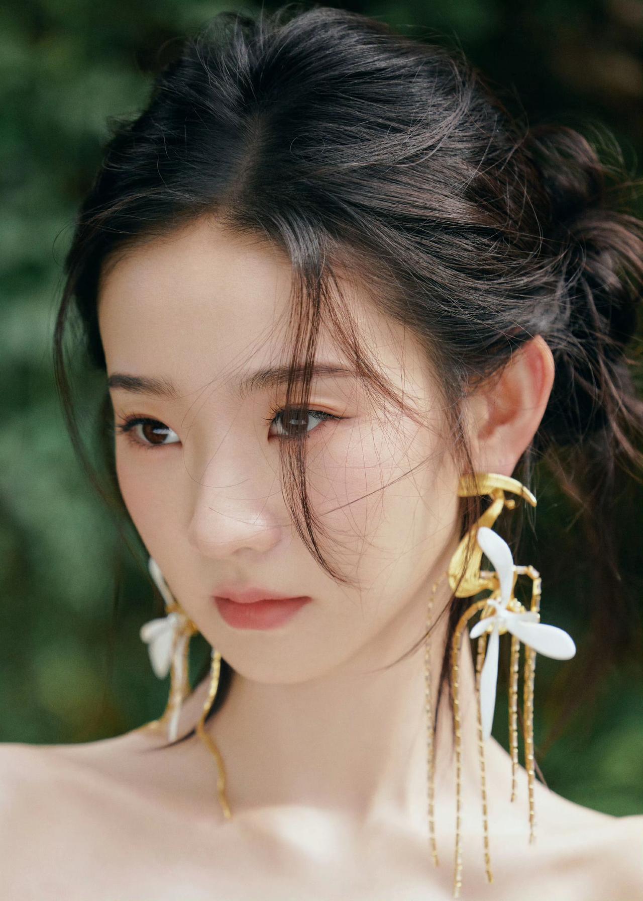氛围感绝了，艺凡妹妹的眼神里有故事啊[害羞]张艺凡娱乐