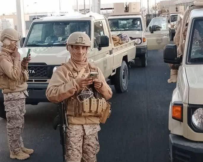 隶属于“祖国之盾”行动的也门精锐部队“第22部队之狼”，并称赞沙特特种部队的训练