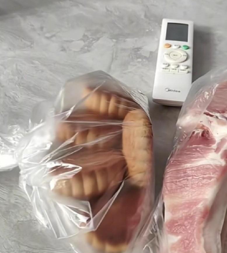 五个月饼、二斤五花肉，就这点东西，我儿媳躲屋里愣是没露面。女儿站在门口小声说：妈
