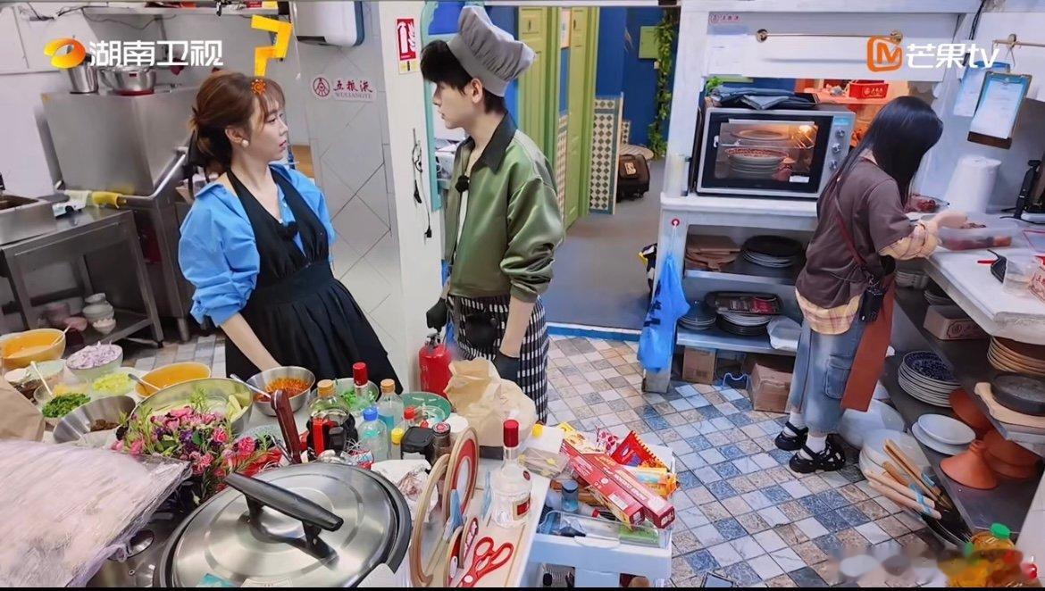 翟潇闻算盘打错了中餐厅名场面翟潇闻为了推饺子也是拼了，拉着姜妍从二楼“巡回展示