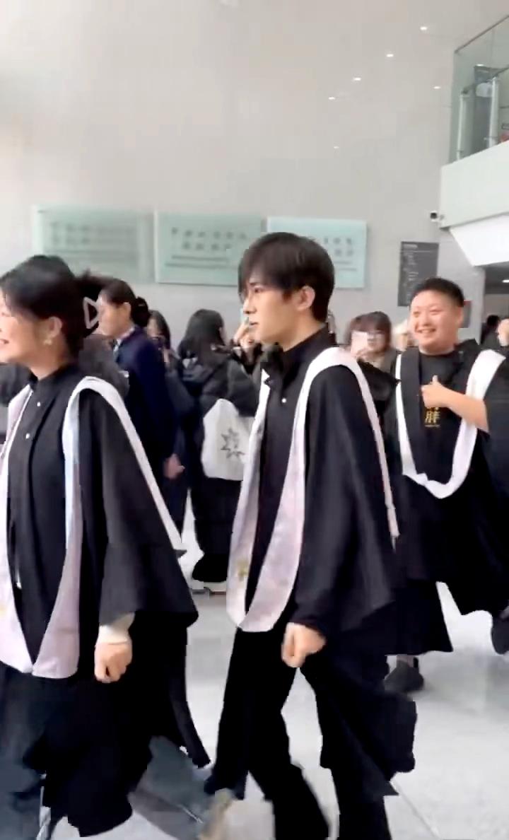 易烊千玺回中戏了!千玺回中戏参加活动了,这个学士服是中戏特有的还是他们这一届