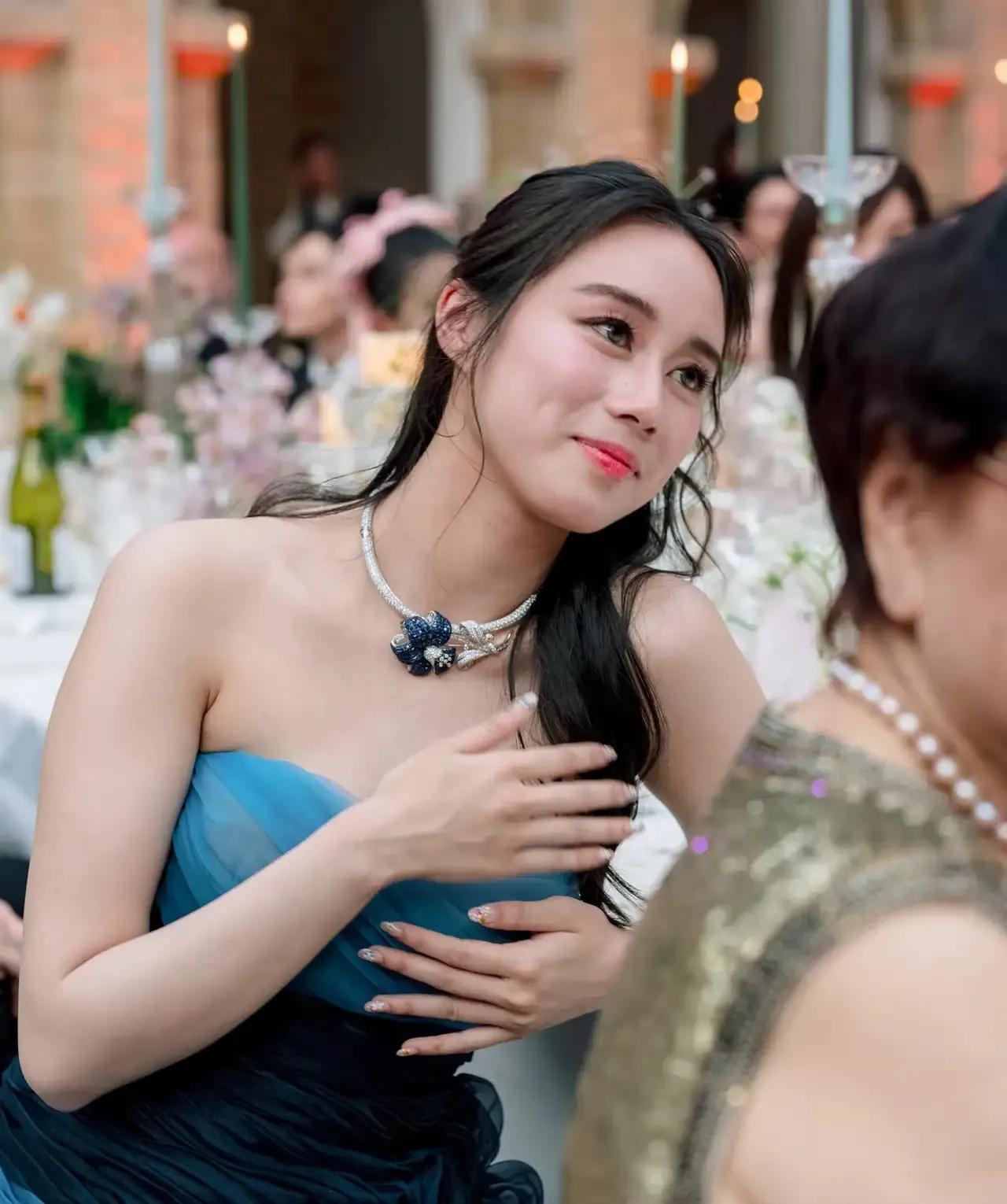 何超盈好大方哦，当初妈妈梁安琪给自己陪嫁的蓝宝石项链，如今也给何超欣在何猷君的婚