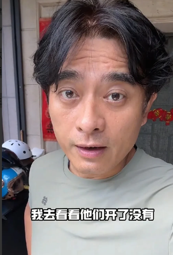 演员陈龙突击去父母家检查他们有没有开空调。刚一进门，陈妈妈就诧异的说“你怎么