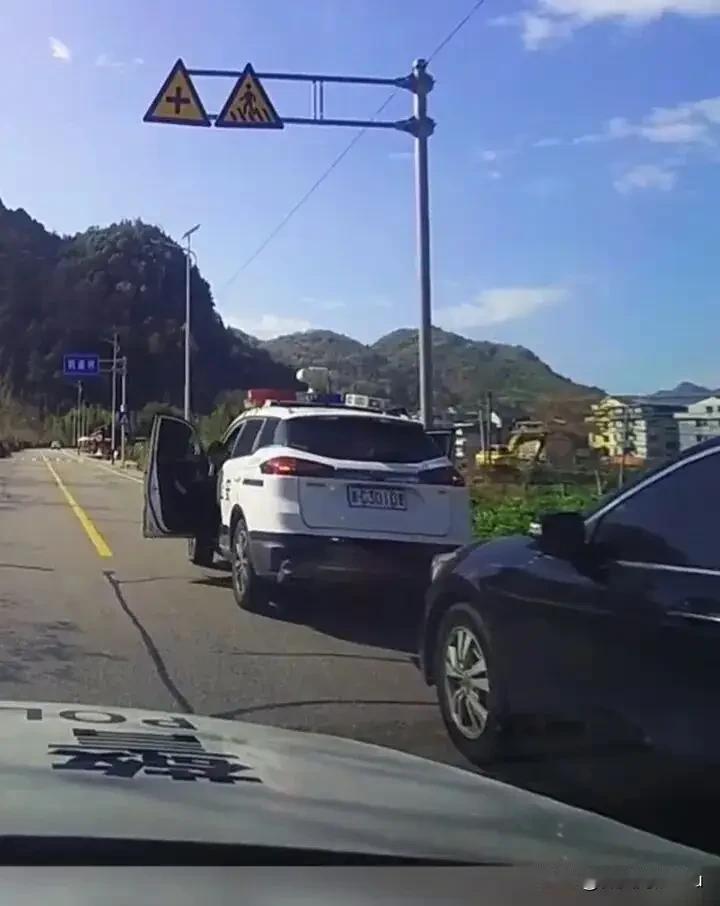 2025年12月9日12时35分，104国道线浙江温州市永嘉县鹤盛镇段，一辆正快