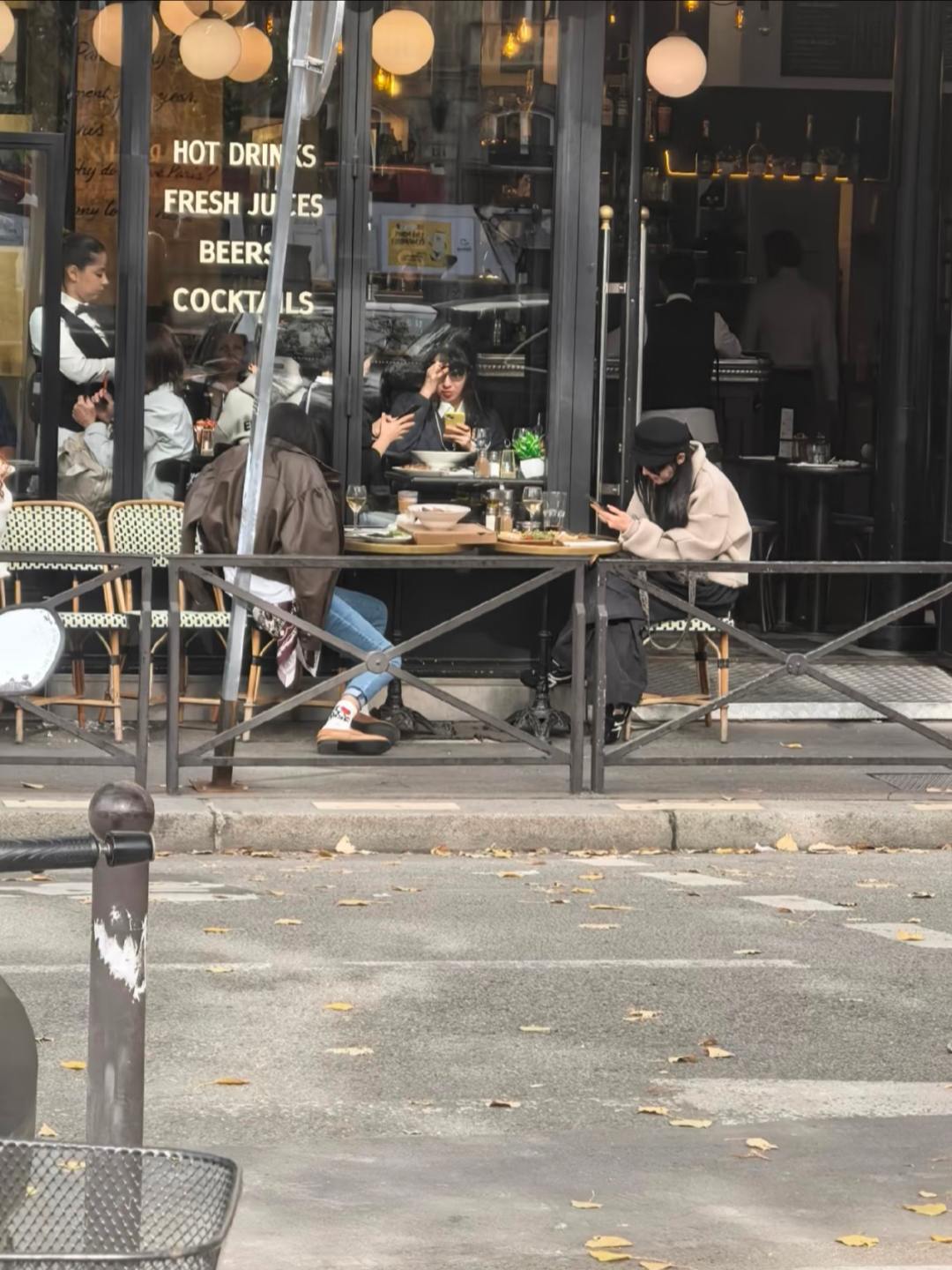 小巴在巴黎街头被偶遇啦 和好朋友张馨予一起吃饭~