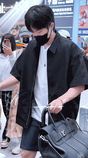 8月5日国乒出发横滨，参加冠军赛！还没看到莎莎，楚钦今天太亮眼啦！首先这双鞋是