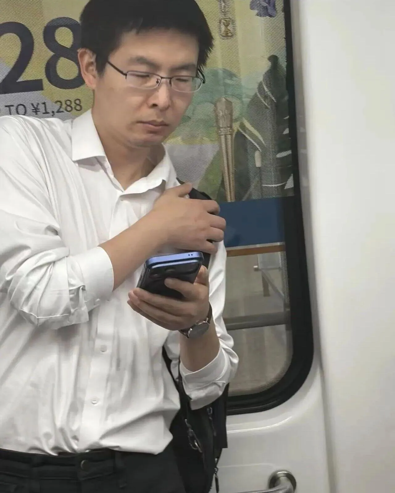 近日，有网友在北京机场偶遇宇树科技王兴兴，他一个人背着双肩包靠在车厢一侧，身边没有助理，也没有保镖。