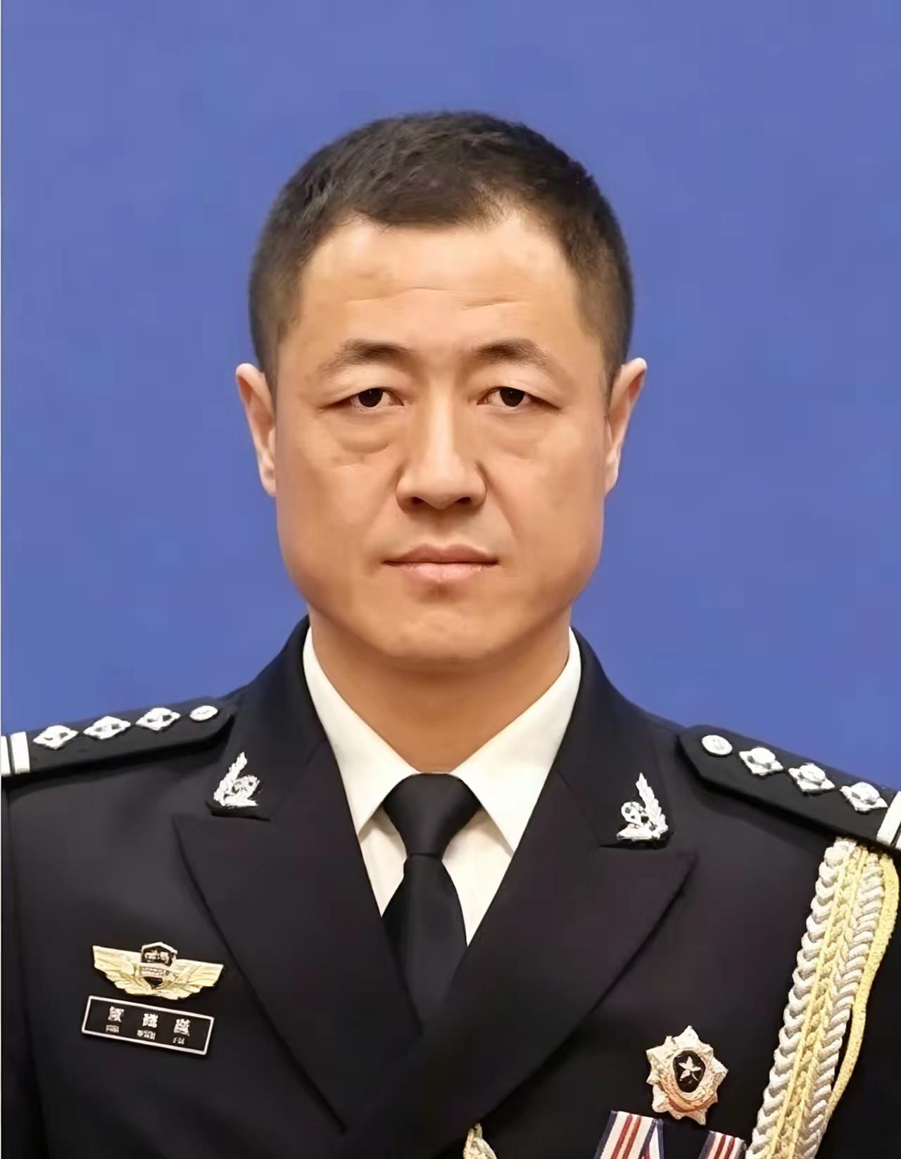贾铭毅，1982年生于山东滨州，中共党员。2004年警校毕业后参加公安队伍。20