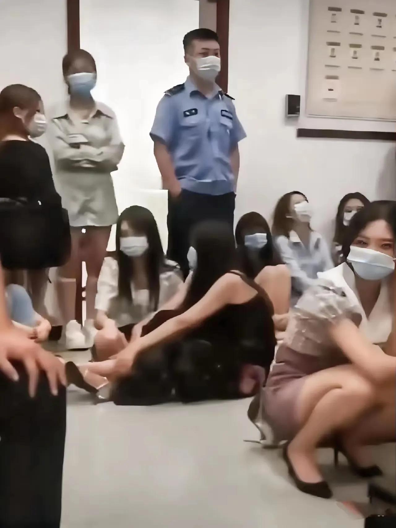 刚刚老妈说这些女人可惜了，个个长得如花似玉的，可是后面估计没人要了！我说为什么呢