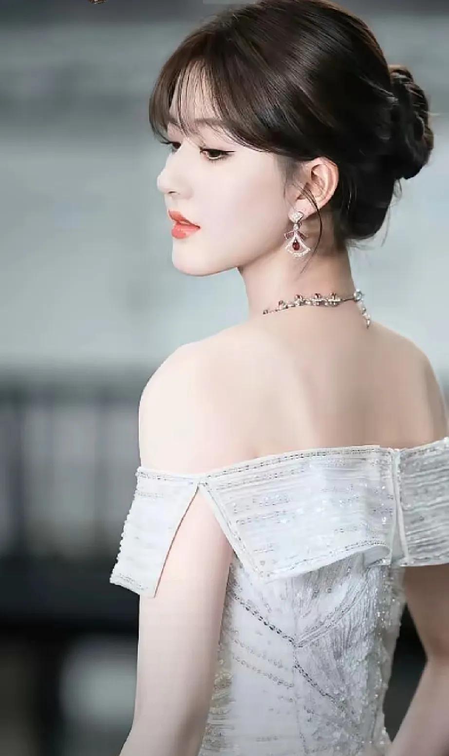 家人们谁懂啊！赵露思这颜值简直杀疯了！最近她出席活动的造型直接美