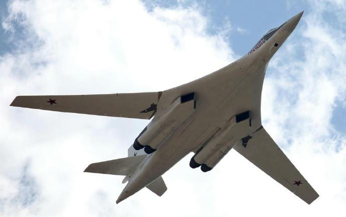 每天认识一件兵器俄罗斯Tu-160“海盗旗”轰炸机Tu-160是图波列夫设计局