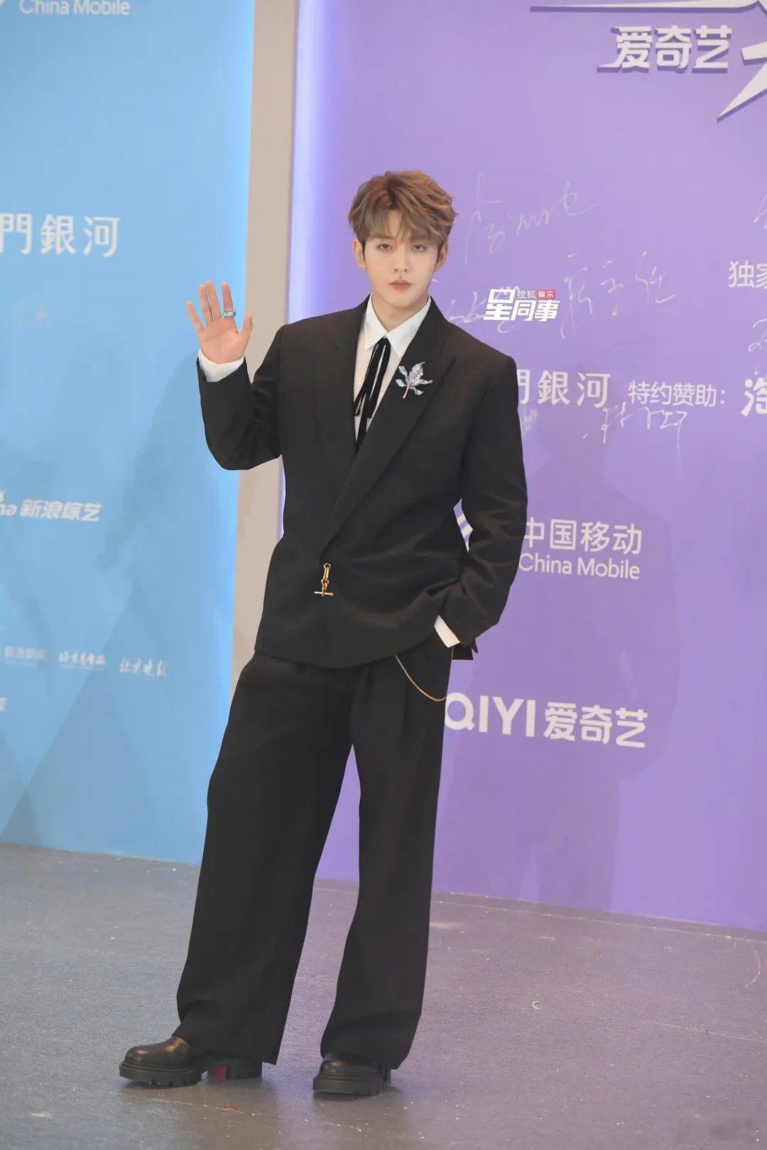 邓为的人中好抢戏，有种此地无银三百两的感觉，到底谁这么化的