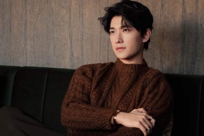 你是杨洋那他是谁杨洋的帅气很特别，不是那种一眼惊艳然后容易看腻的类型。他的五官