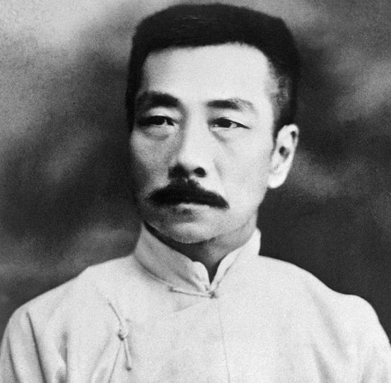 好笑，鲁迅穷到实在没法时，也会偷偷去买彩票。但他显然又觉得好歹科长，还是兼职大学