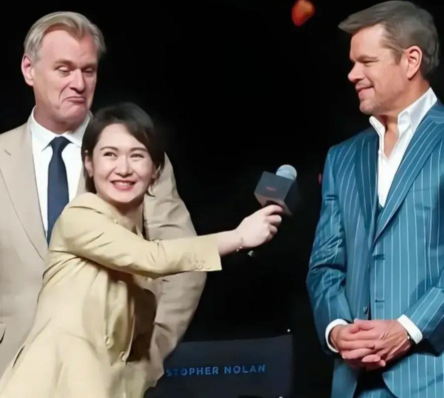 外国电影《奥德赛》首映礼，主持人半蹲式采访，她本人出来回应了《奥德赛》北京首映礼