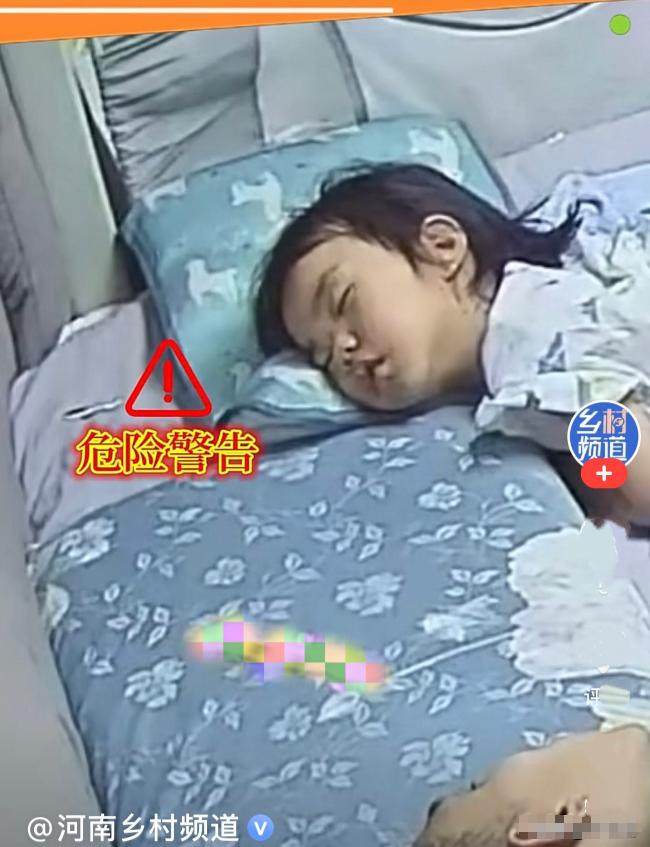江苏一家三口妈妈睡前躺在床上玩手机，女儿和爸爸都已入睡，妈妈无意间一扭头，突然发