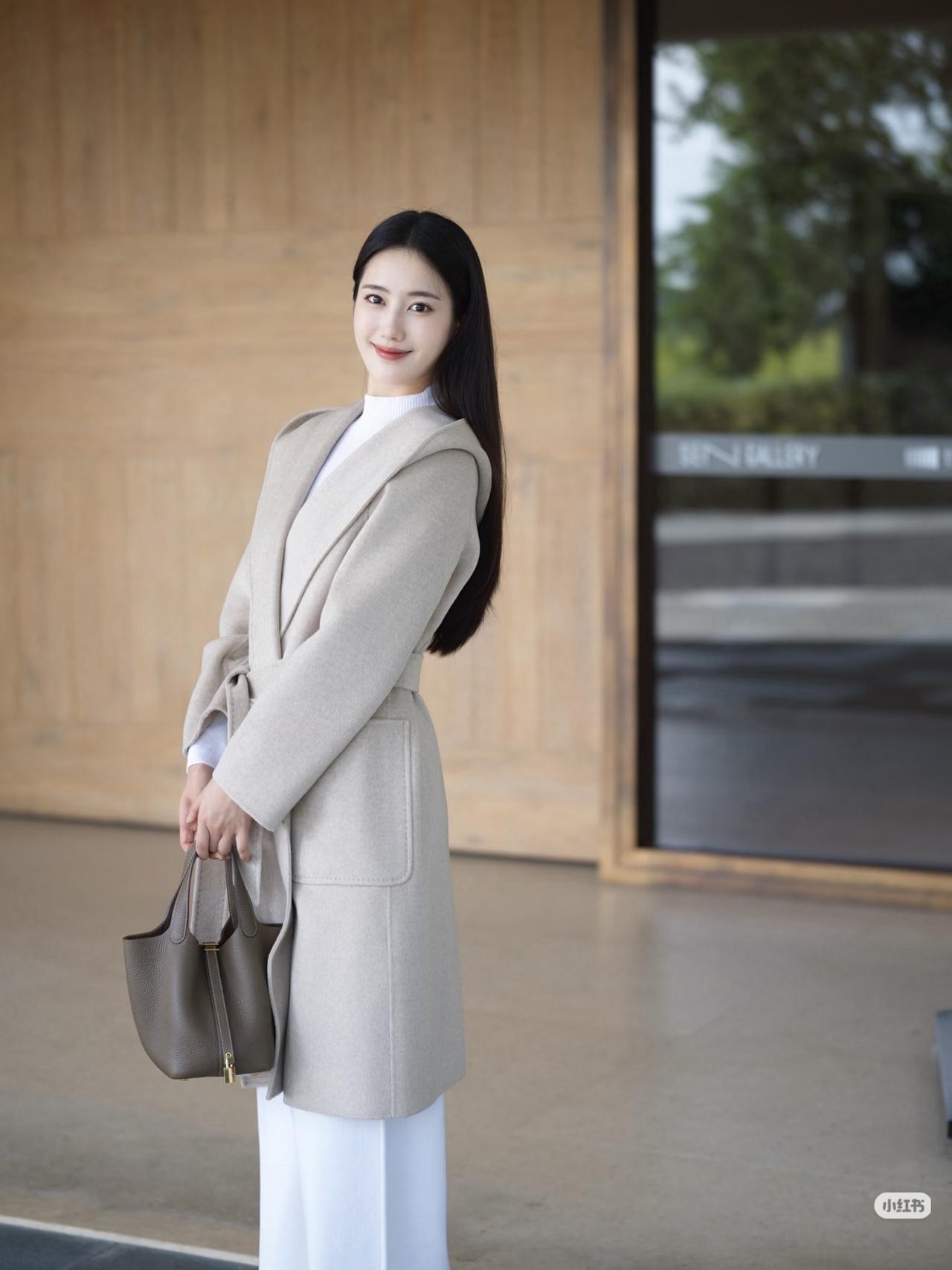 静立风中，笑看红尘。