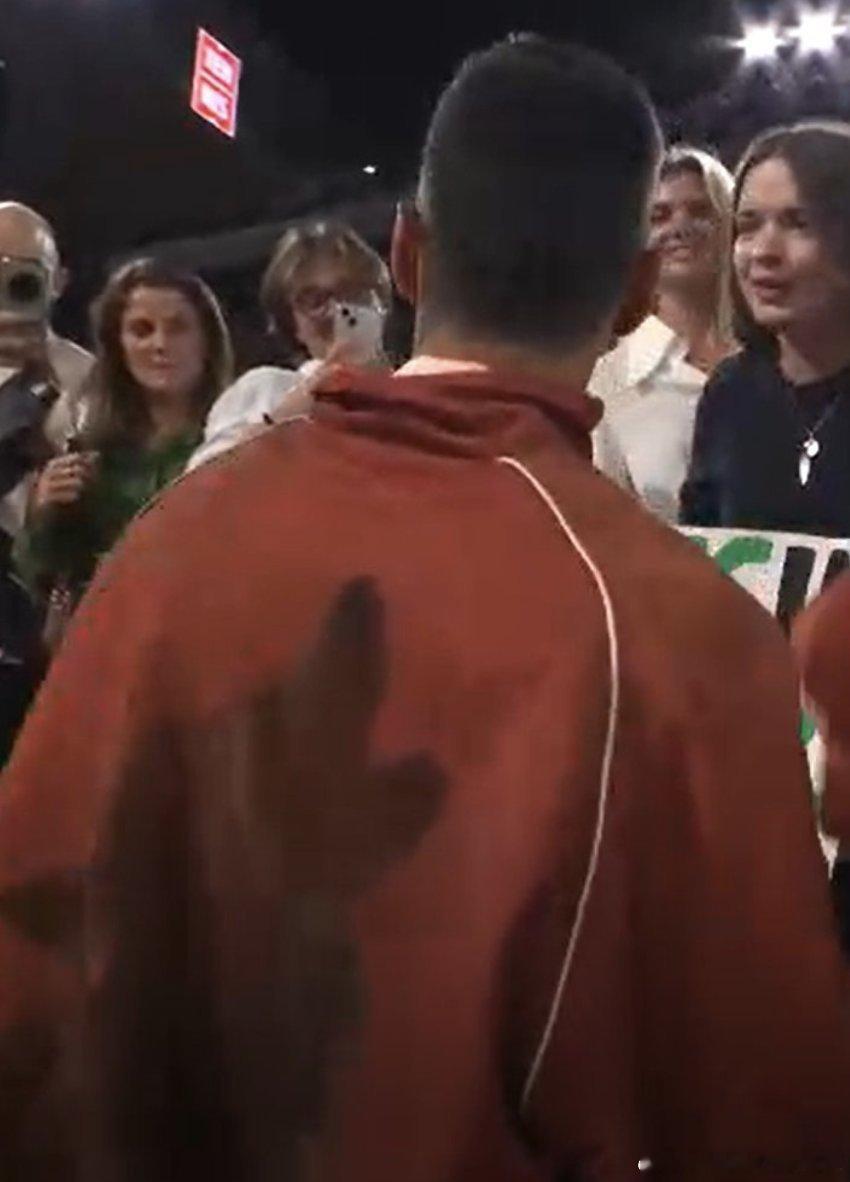 啊？这是狼🐺？第一眼以为德约衣服弄脏了一块德约科维奇谈及自己的外套图案：“狼是