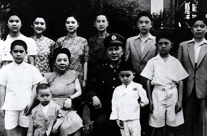 1930年，副官许辉看白崇禧寂寞，把未婚妻王氏送来伺候他。没想到，王氏服侍不