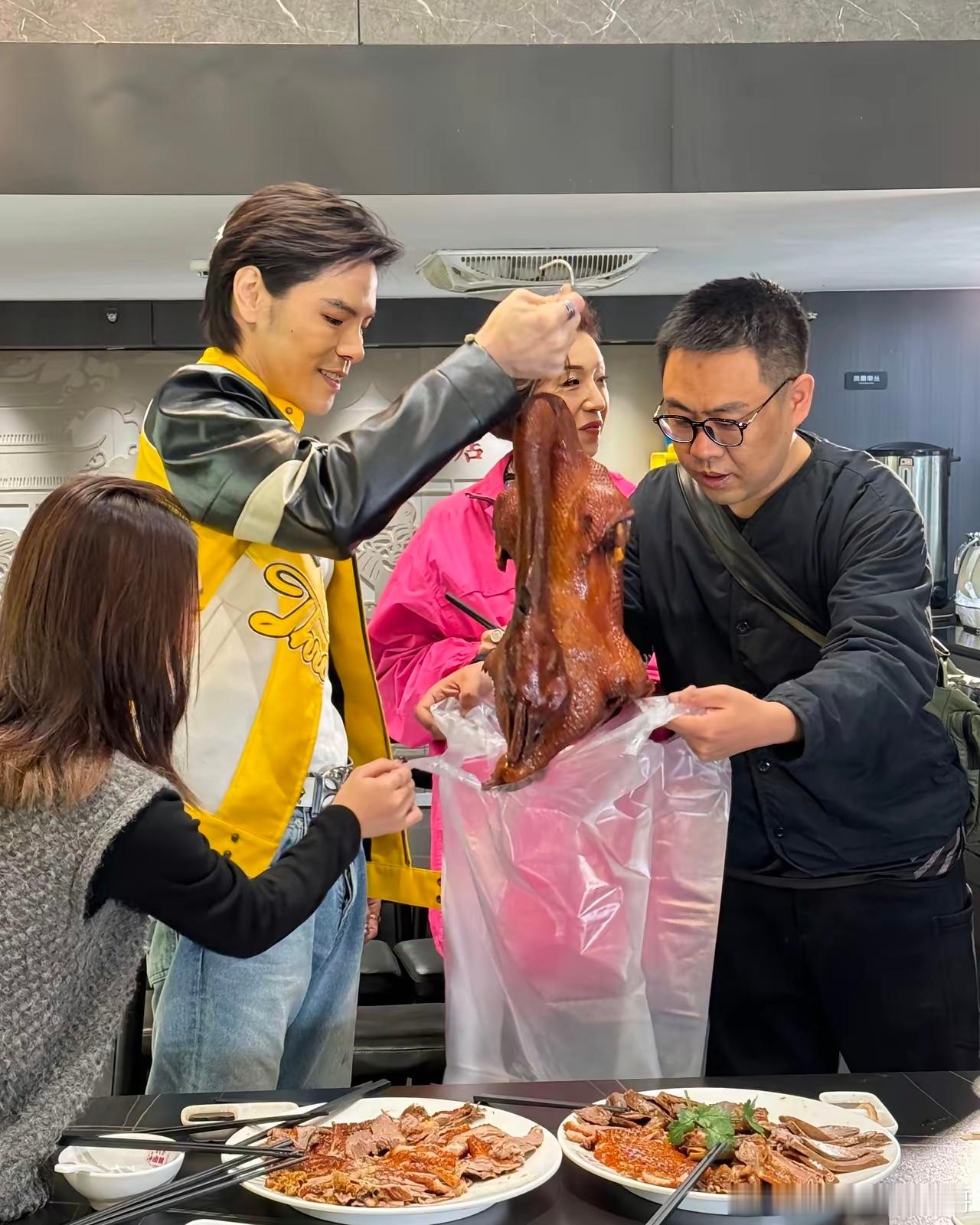 向佐现身潮州录综艺，他不穿女装不浓妆艳抹还是挺帅的，他很高很瘦棱角分明五官很立体