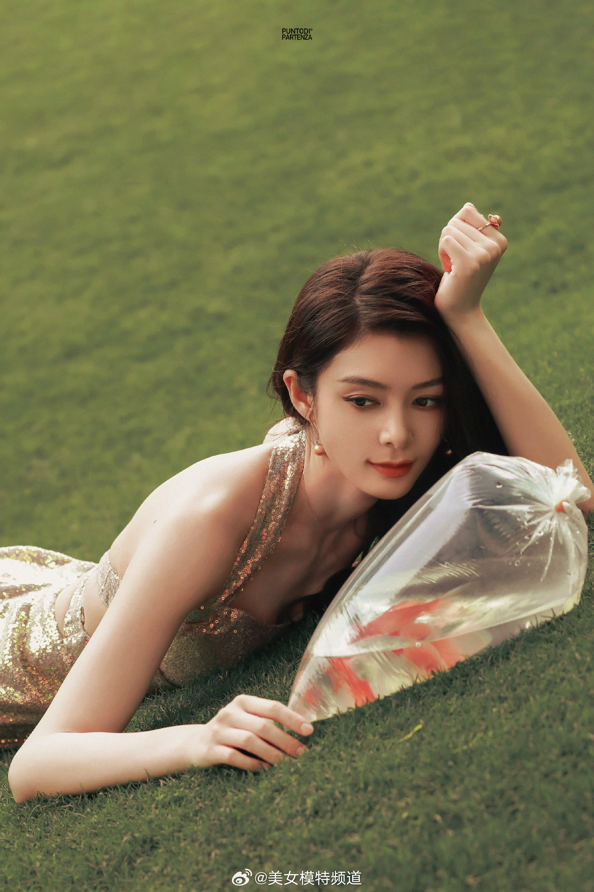 傅菁写真大片小蛮腰好身材