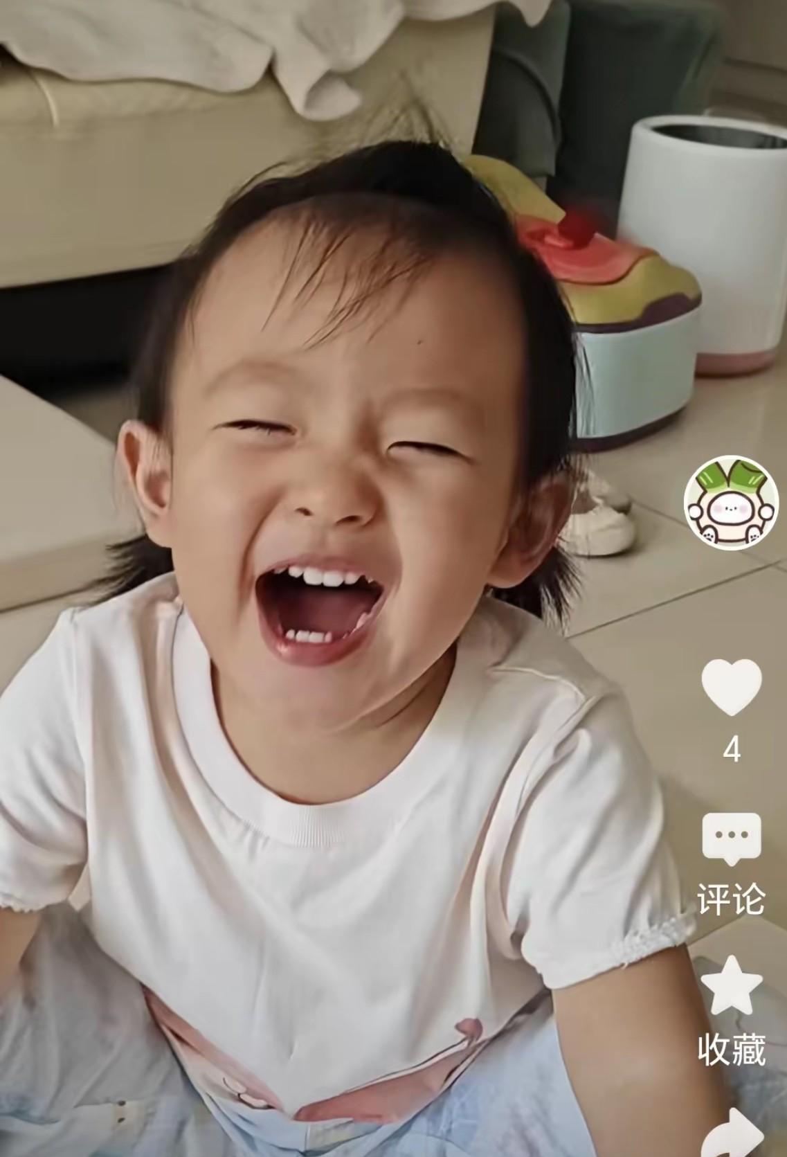 好久没录视频的闪闪终于发新视频了，王撕葱估计也想坏了吧，看到这么可爱发女儿，我就