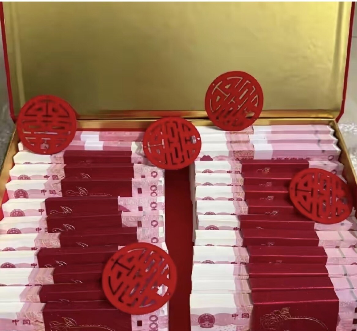 25万彩礼刚进卡，亲爹要抽10万补养老宴席一散，大伯蹲在门口，烟点了三回才点着