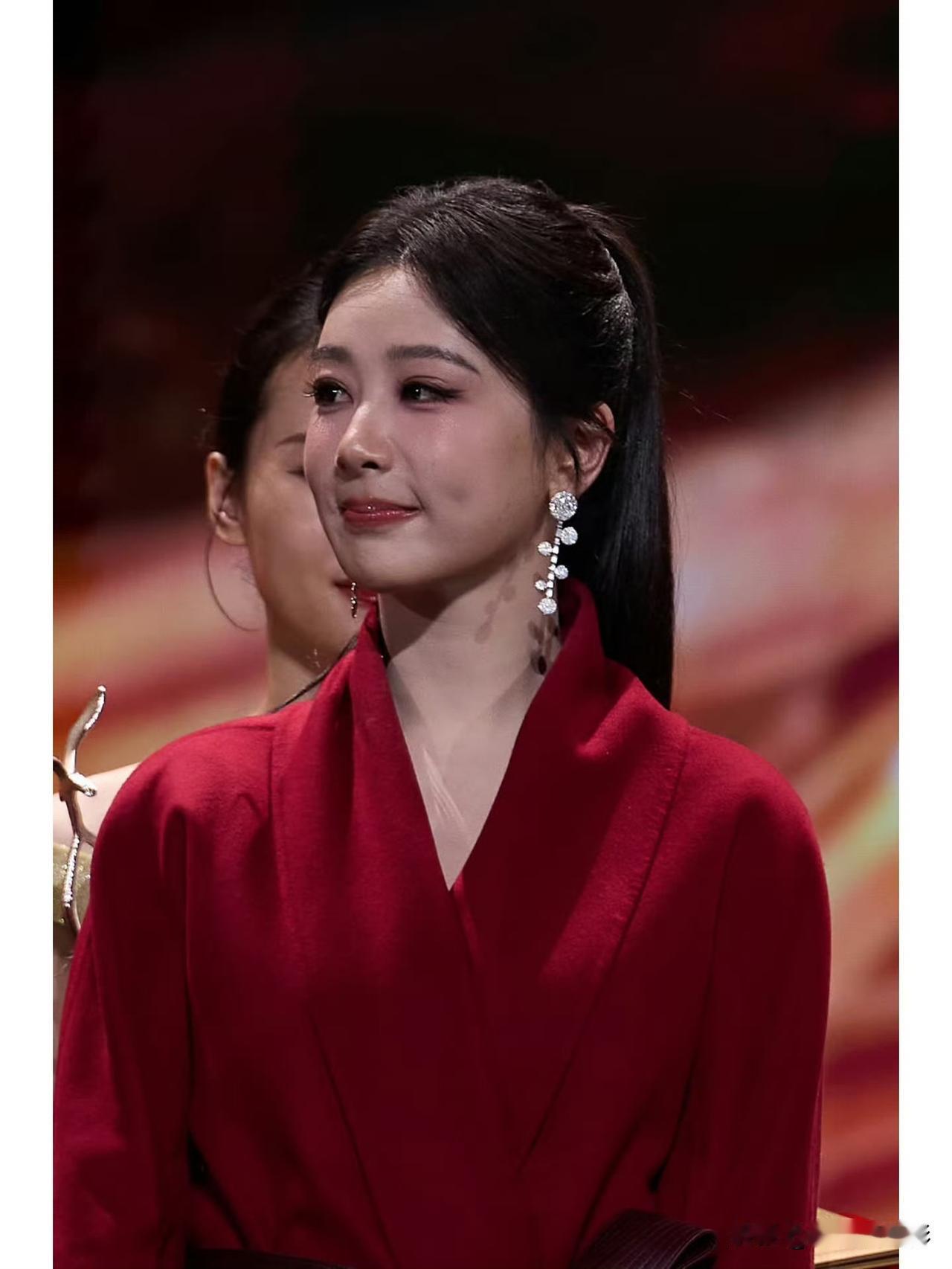 杨紫金鹰奖生图曝光，镜头直面脸部细节，法令纹格外显眼，网友调侃都能夹死蚊子。一身
