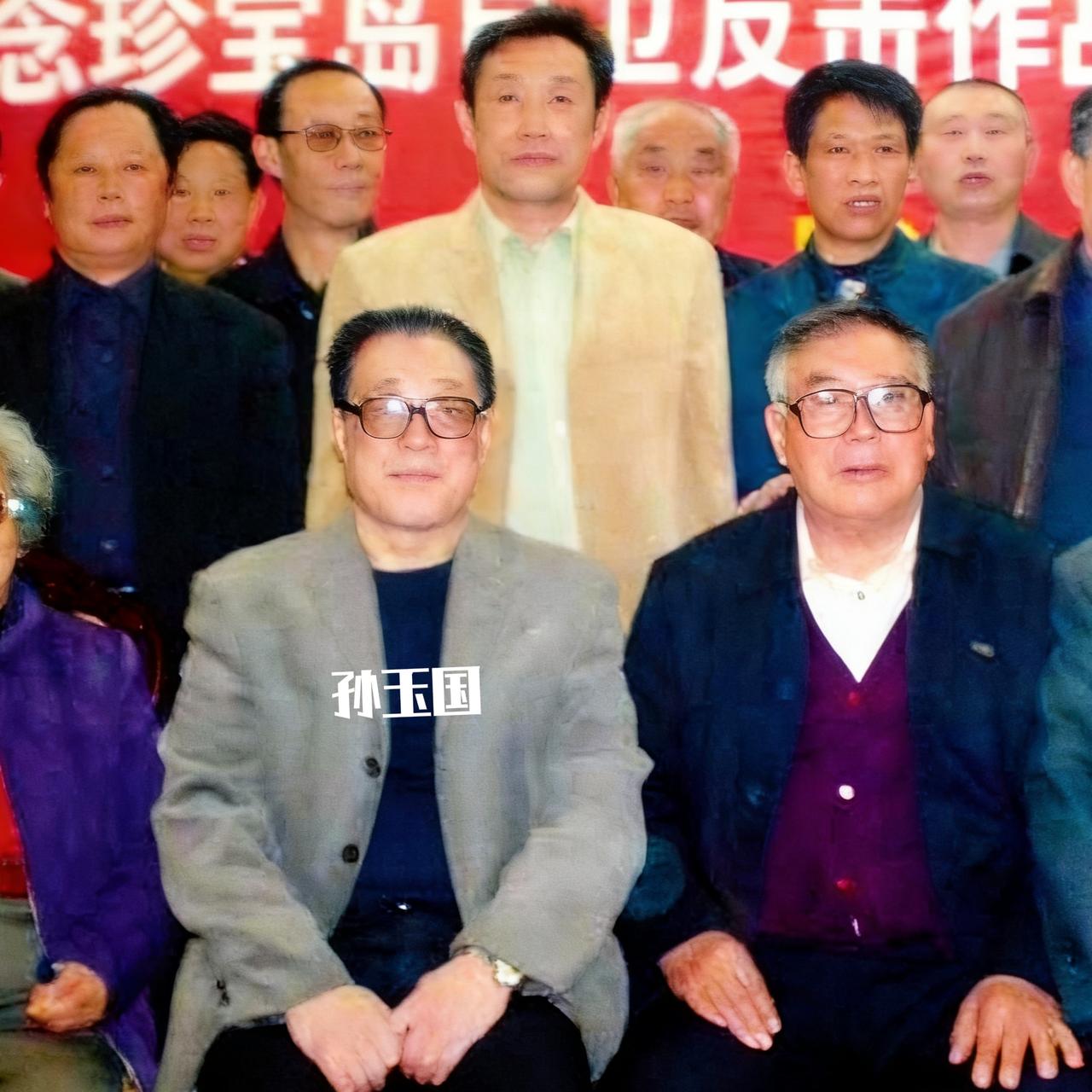 2009年，孙玉国参加“纪念珍宝岛自卫反击战四十周年”，一张罕见的合影，当年的他